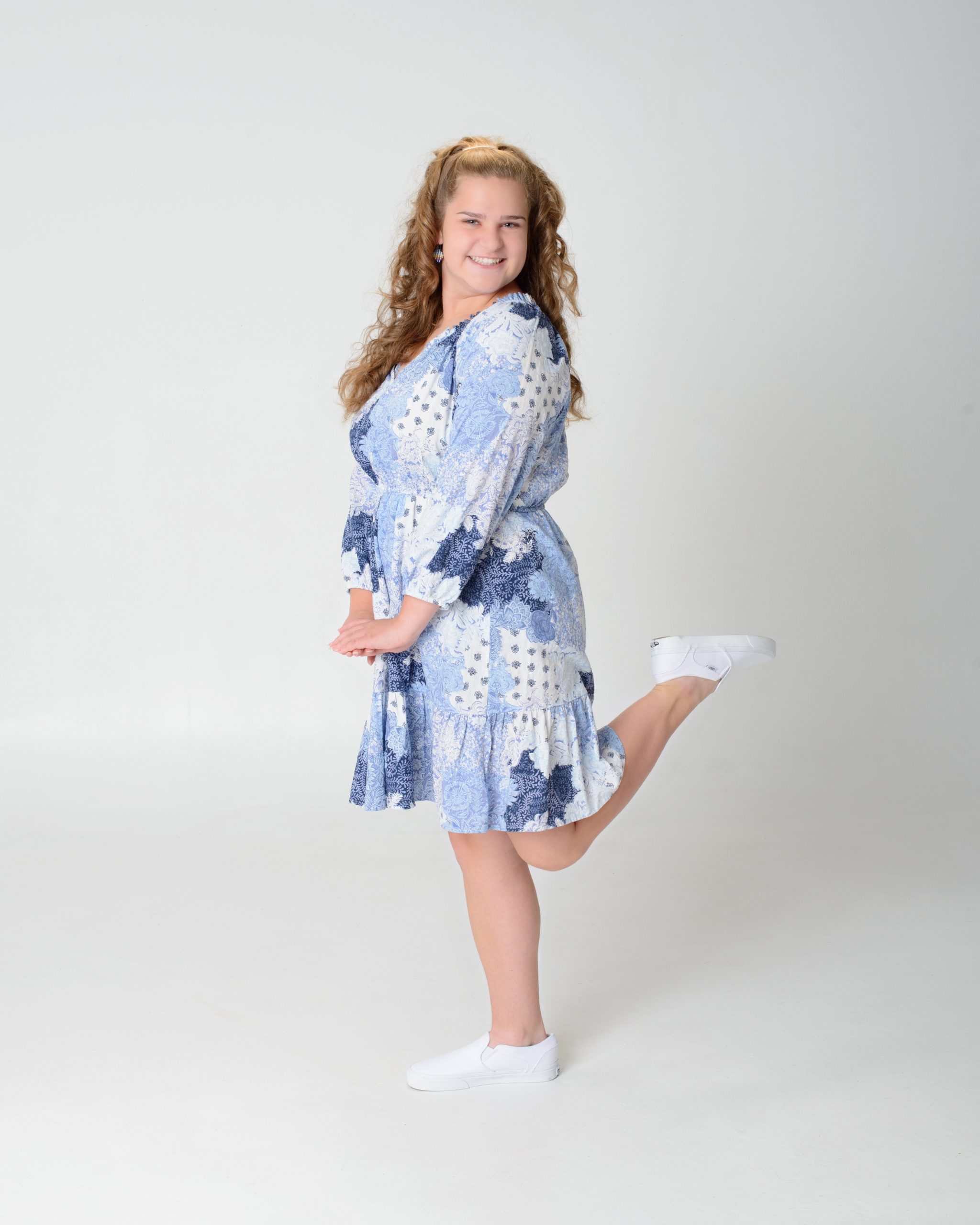 Lauren sitting on white blocks with '2025' letters for Downriver senior photo shoot