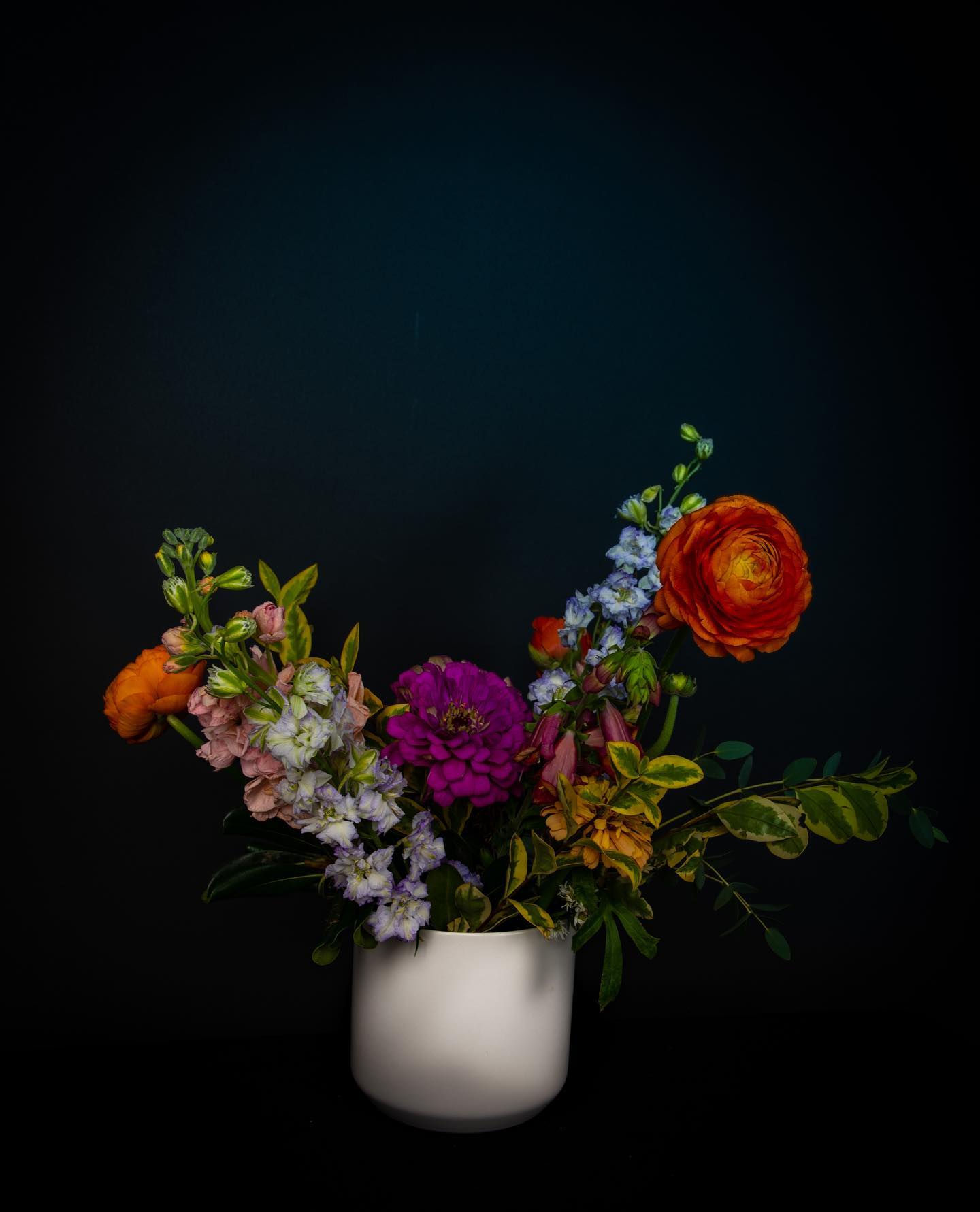 Met @thefreesiacollective yesterday at their workshop at @provisionswyandotte - these flowers we got were so stunning we just HAD to photograph them in the studio today