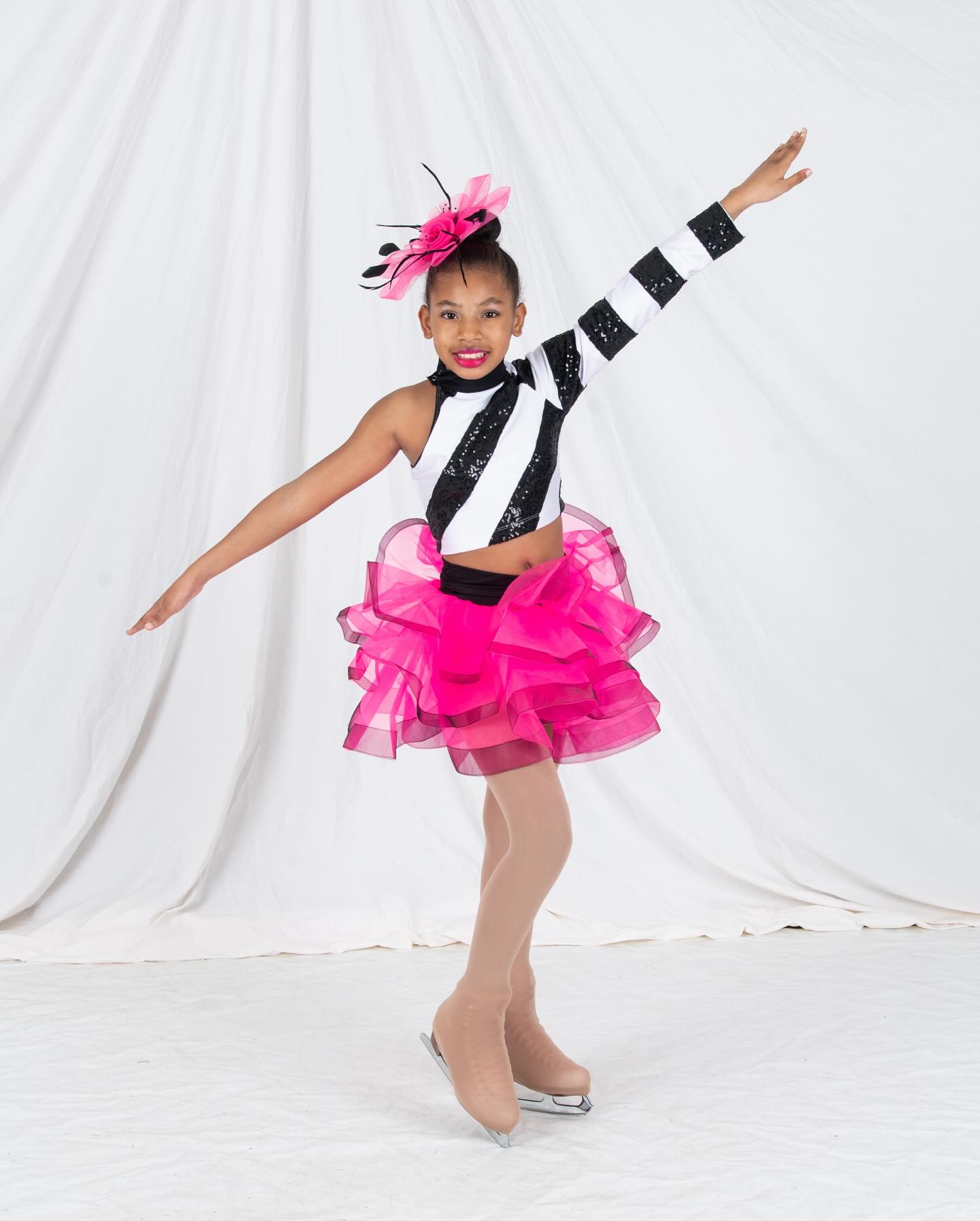Sometimes you just want to celebrate all things PINK! When @discoverwithde came to the studio, we photographed @dance_avenue_inc , Lincoln Park Ice Skating team and so much more - 2024 was a wonderful year! — image 6 of 6
